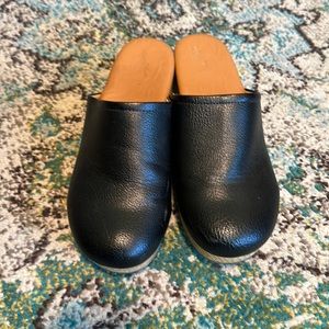 Universal thread black classic clogs size 9